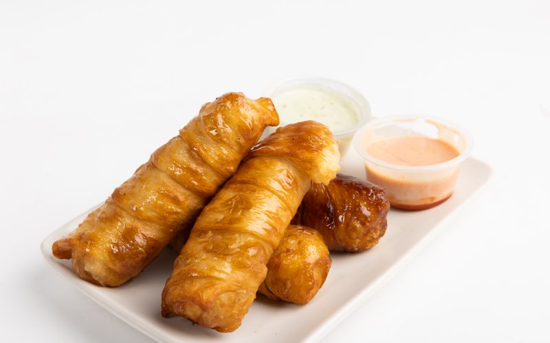 Golden tequeños with dipping sauce