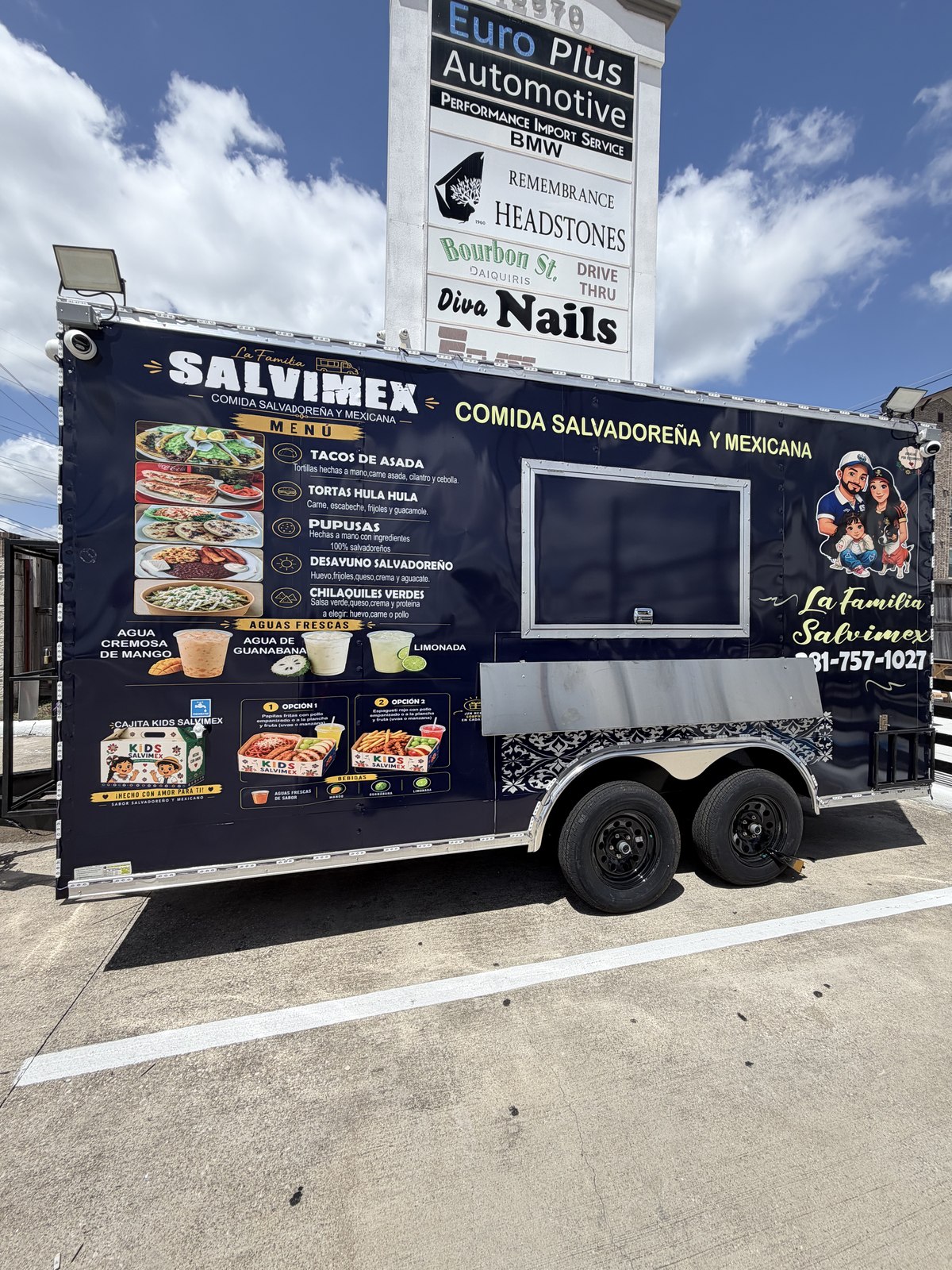 The La Familia Salvimex food truck parked at Truck Stop 77077